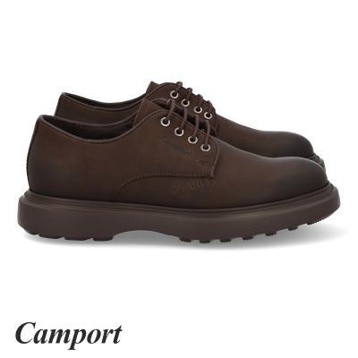 Sapatos castanhos escuros de couro com atacadores e sola grossa.