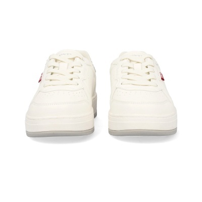 Ténis brancos com sola grossa e etiqueta vermelha lateral