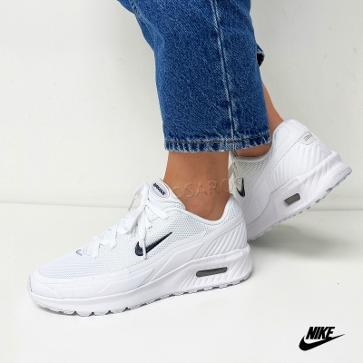 Ténis Nike Air Max brancos com detalhes em preto e solado branco