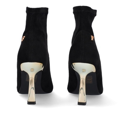 Botins femininos pretos com salto prateado vistos de trás