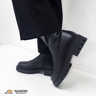 Botas pretas de couro com sola grossa e salto quadrado