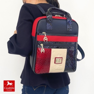 Mochila quadrada Cavalinho com alças em pele de cobra e cores vermelho, bege e azul escuro