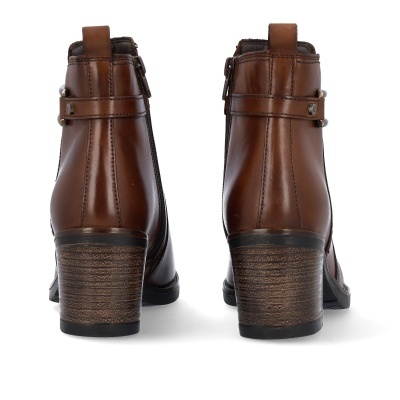 Botas castanhas de salto médio em madeira vistas por trás