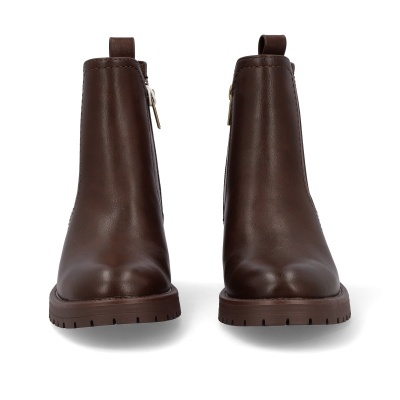 Botas estilo Chelsea de couro marron vistas de frente