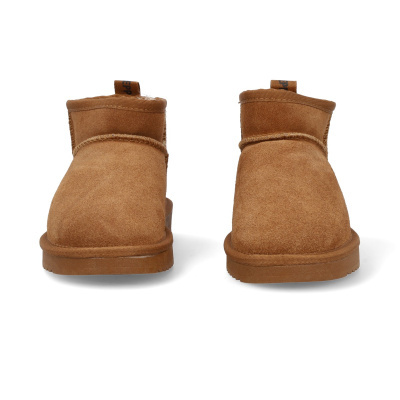 Par de pantufas castanhas de camurça vistas de frente