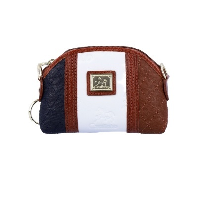 Carteira pequena tricolor em azul, branco e castanho com logótipo metalizado e textura acolchoada.