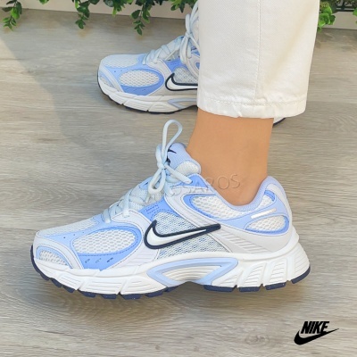 Ténis desportivos Nike em azul claro, branco e preto com rede respirável e sola robusta.