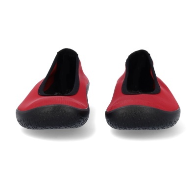 Sapatilhas aquáticas vermelhas com sola preta numa superfície branca