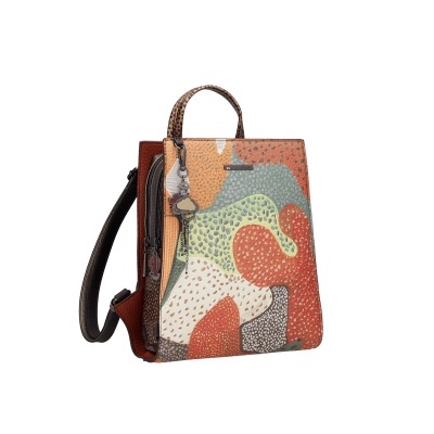 Mochila em pele com padrão colorido abstrato e pendente decorativo