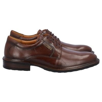 Sapatos de pele castanha com atacadores castanhos e sola preta