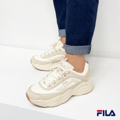 Ténis Fila bege creme com sola grossa e textura tipo pele de réptil