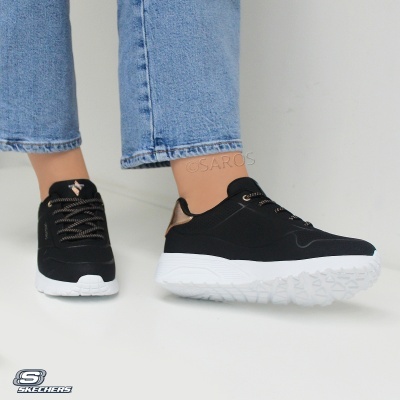 Ténis pretos Skechers com sola branca e detalhes castanhos