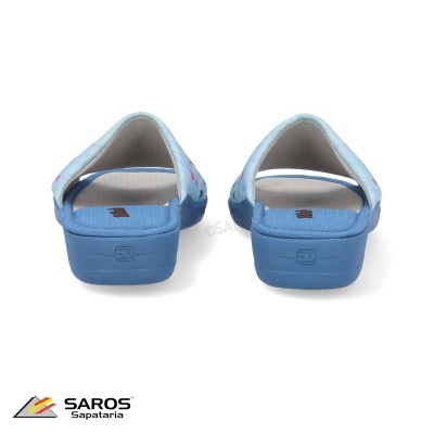 Chinelos azuis com sola azul e padrão cor-de-rosa, logo SAROS Sapataria na imagem
