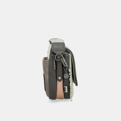 Mala de tiracolo Anekke vista de lado com camadas coloridas e pendente