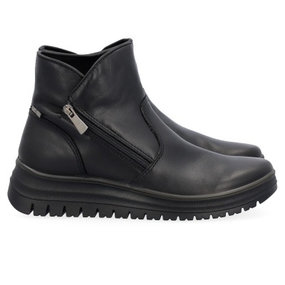 Botins pretos de couro com fecho de correr lateral e sola preta