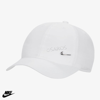 Boné branco Nike com logo metálico e texto OSAROS