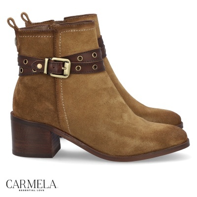 Botas castanhas de camurça com salto médio e faixa em couro com fivela dourada