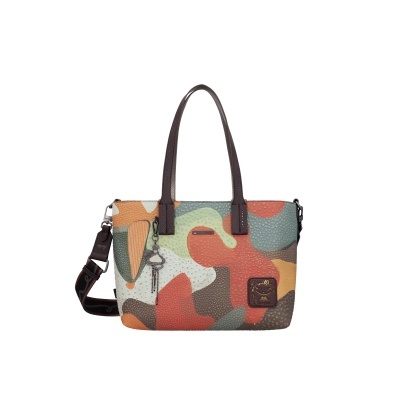Bolsa de mão colorida com padrão abstrato e alças castanhas