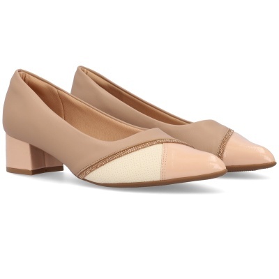 Sapatos de salto baixo femininos bege e creme com biqueira brilhante