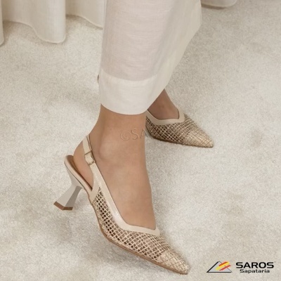 Sapato feminino dourado metálico com salto alto e padrão em relevo