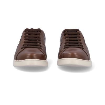 Ténis castanhos de couro com atacadores castanhos e sola branca