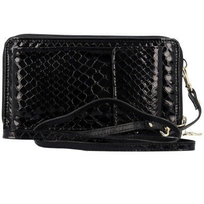Carteira preta com padrão de escamas e alça fina