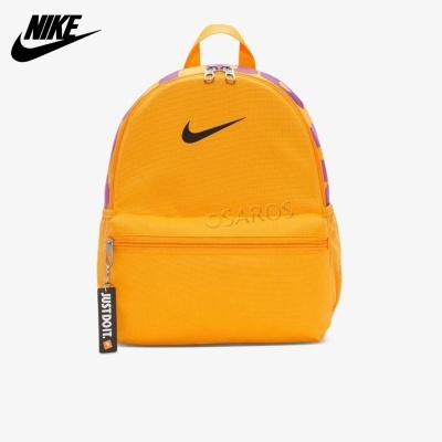Mochila pequena laranja Nike com detalhes roxos e logotipo preto
