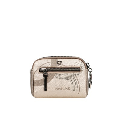 Carteira pequena bege com padrão gráfico e fecho metálico com pendente de coração