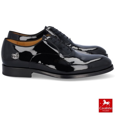 Sapatos sociais de verniz preto com detalhe metálico de cavalo