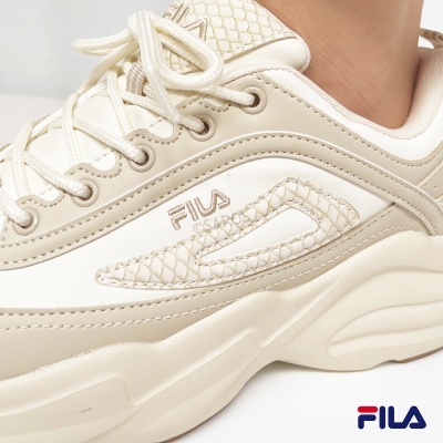 Ténis Fila creme em couro sintético com textura escamas e sola grossa