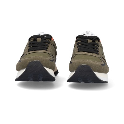 Par de sapatilhas desportivas verde e preto com atacadores pretos e sola branca