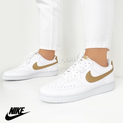 Sapatilhas Nike Air Force 1 brancas com swoosh dourado e sola branca