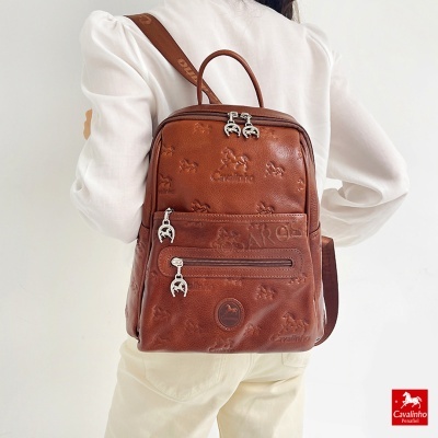 Mochila castanha em couro com textura de cavalos e detalhes metálicos