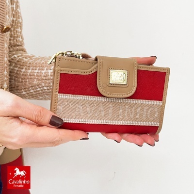 Carteira vermelha e bege com botão da marca Cavalinho