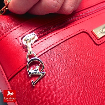 Mala vermelha em pele texturada com fecho e etiqueta metálica Cavalinho