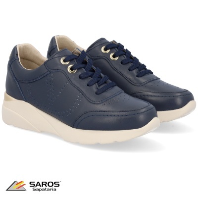 Sapatilhas azuis com sola branca e atacadores azul marinho