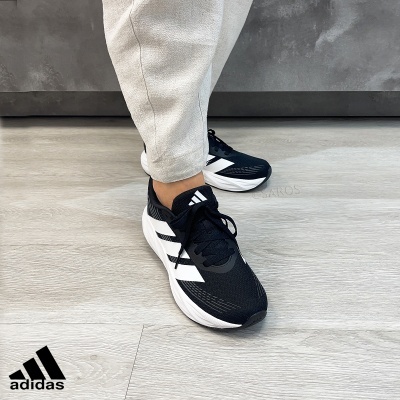 Ténis adidas pretos com riscas brancas e sola branca