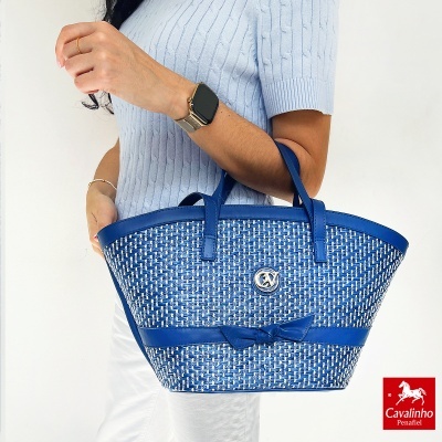 Mala de mão azul e branco com laço e logótipo metálico