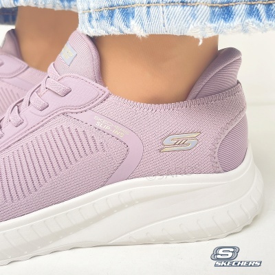Ténis lilás Skechers com sola branca e calça jeans azul clara