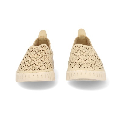 Par de sapatos slip-on bege com padrão recortado geométrico