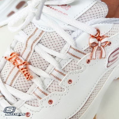 Ténis Skechers brancos com detalhes rosa dourado e atacadores brancos