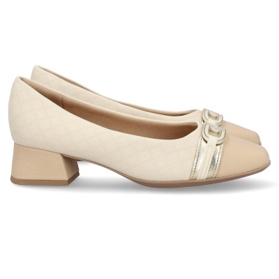 Sapatos tipo mocassim bege claro com salto médio quadrado e detalhes dourados na frente