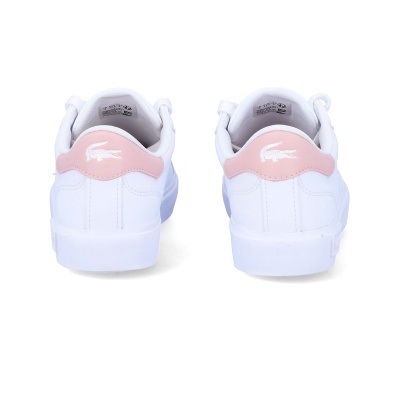 Par de sapatilhas brancas com detalhe cor-de-rosa e logótipo de crocodilo