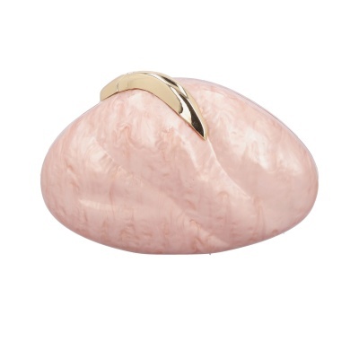 Carteira oval rosa com fecho dourado
