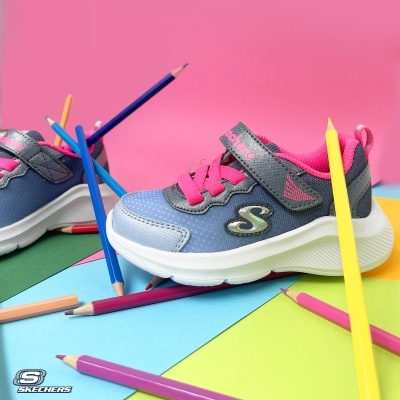 Ténis infantis Skechers azuis e cor-de-rosa com lápis de cor