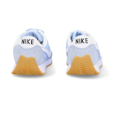 Sapatilhas desportivas Nike brancas e azuis vistas de trás com sola castanha clara