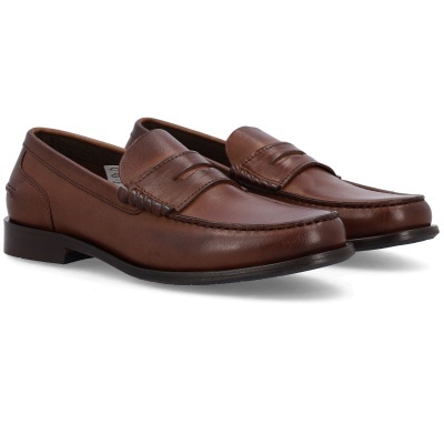 Mocassins castanhos em couro com sola preta