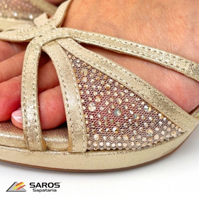 Sandália dourada com glitter e pedras brilhantes em fundo branco com logo da loja