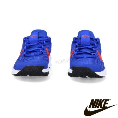 Sapatilhas desportivas azuis Nike com detalhes em laranja e sola branca em fundo branco