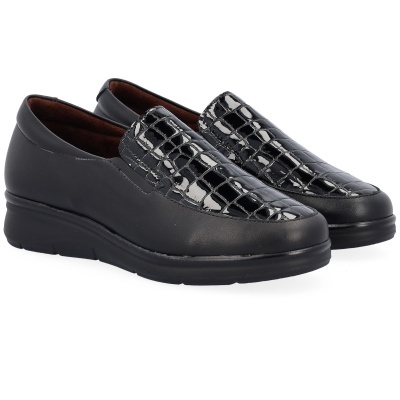 Sapatos mocassim de senhora pretos com parte frontal brilhante padrão pele de crocodilo
